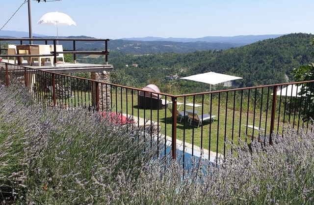 La Ginestra studio apartment with a view of Merana's medieval tower