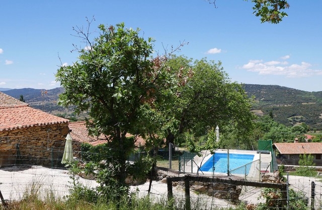 "La Higuera and El Nogal" 12 places with La Aldehuela Pool (Avila) Gredos