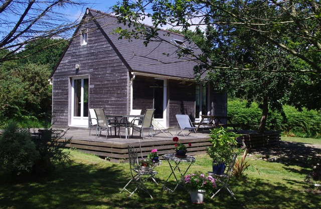 La Mer à pied, wooden house nestled in the countryside.