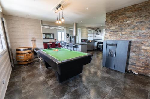 La Parenthèse d'Orchamps - Villa avec Piscine, Sauna, Billard et Pétanque
