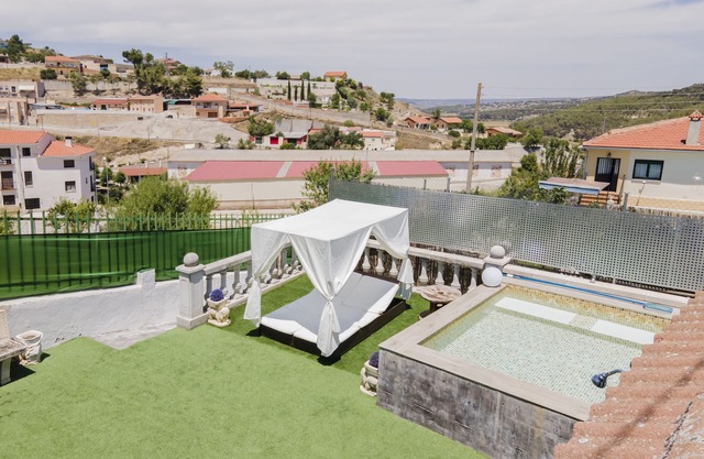 La Parra: Country House for 2, with Private Pool near Chinchón