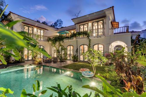 La Pasado, Huge 4 BHK villa with Large Private Pool & Garden, in Assagao, Complimentary Breakfast, full time caretaker, Bathtub, ideal for large groups