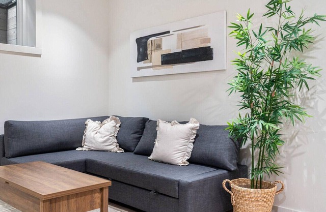 La Petite | Hot Tub | Kensington | Fenced Yard