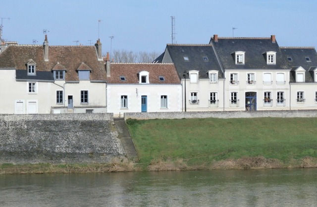 LA PORTE BLEUE on the Île d'Or opposite the Château d'Amboise