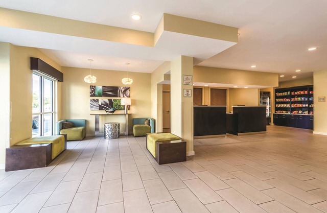 La Quinta Inn & Suites by Wyndham Collinsville - St. Louis