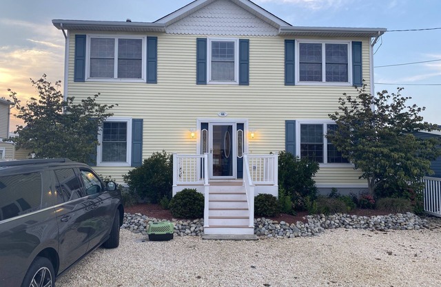 Lagoon front for large family, minutes from beach! Dog friendly.No prom rentals.