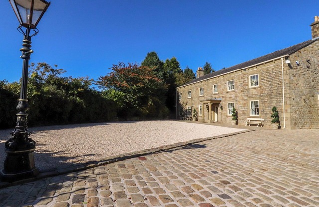 LAITHE HOUSE, pet friendly, luxury holiday cottage in Cliviger