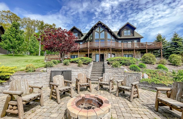Lake Access, Hot Tub, Fire Pit, Free Golf and More