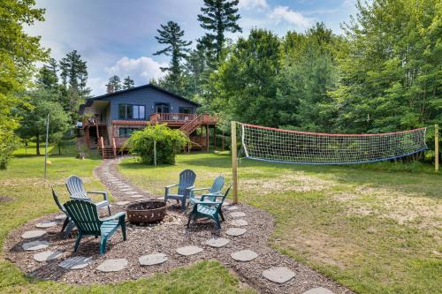 Lake Arbutus Cabin Private Deck and Hot Tub!