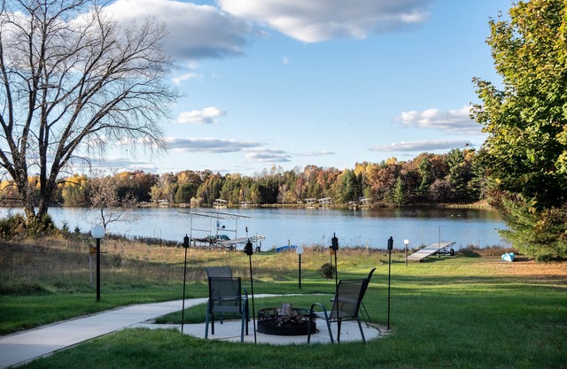 Lake Arrowhead lakefront, 4 bedroom, game room, pontoon available to rent!