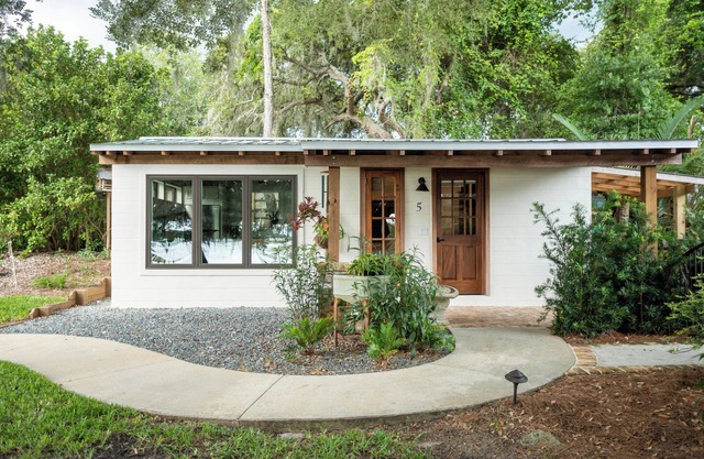 Lake Breeze Cottage 5