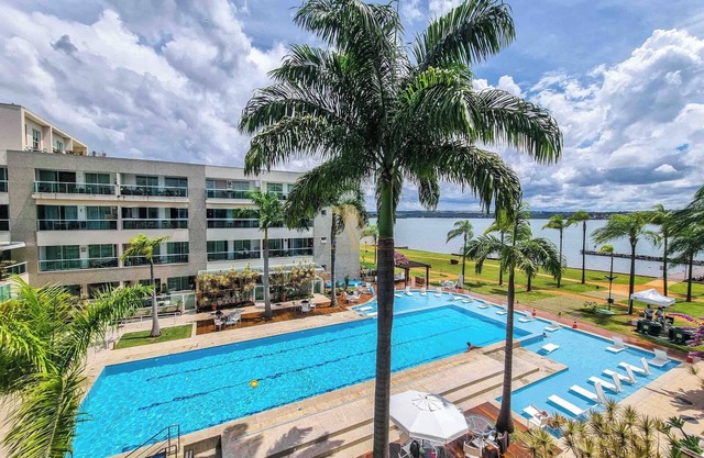 LAKE BREEZES - LAKE FRONT - LUXURY