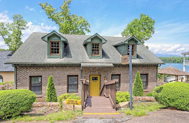 Lake Chatuge Bungalow by Chatuge Home Concierge Lake and mountain view, fire pit, pet friendly