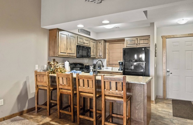 Lake Condo for 10, Free Use of Kayaks + Many More Resort Amenities. Ticket & Golf Deals!