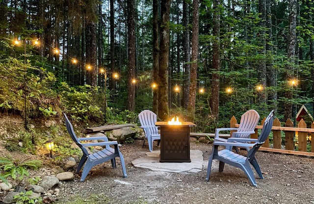 Lake Cushman Family Getaway-5 min walk to Lake-Pets OK-Firepit-Game Room-Kayaks!