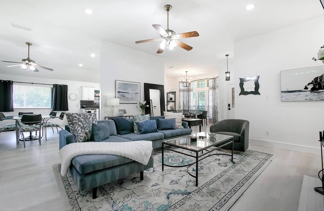 Lake Dallas Oasis, Beautiful Modern Home with Pool