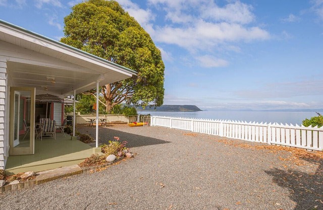 Lake Edge Cottage - Waitahanui Holiday Home