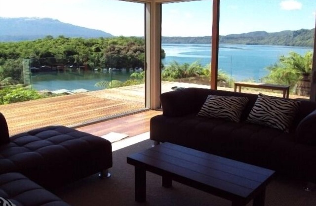 LAKE EDGE, JETTY. large modern house spectacularVIEW. Sky TV