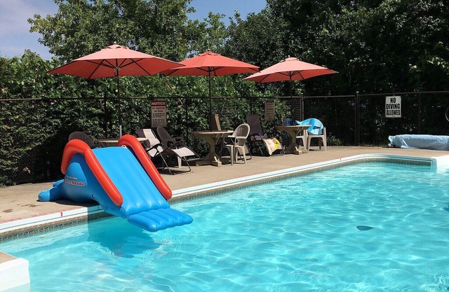 Lake front 2 Storey Luxury Chalet, Infrared Sauna, Heated Pool - seasonal