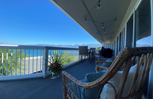 Lake Front Condo - You’ll never want to leave! Licensed. Air conditioned.