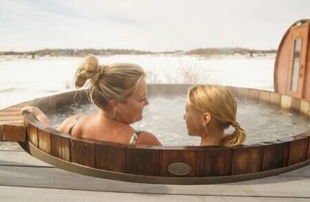 Lake Front Home with Private Beach in Gimli - Full Spa Amenities Hot Tub & Sauna