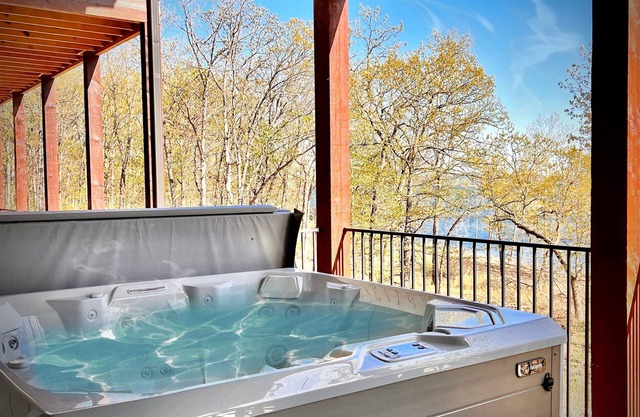 Lake Front, Hot Tub, Boat Slip & Next to SDC!