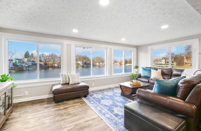Lake Front|Kayaks|Huge Game Room|Sleeps 8