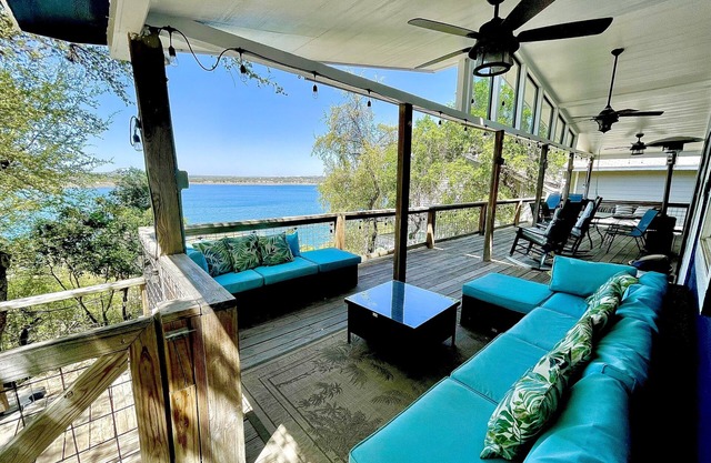 LAKE HAUS- Lake front home! Direct access to Canyon Lake.