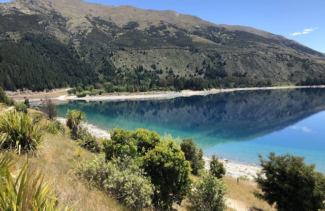 Lake Hawea Lakefront Cabin