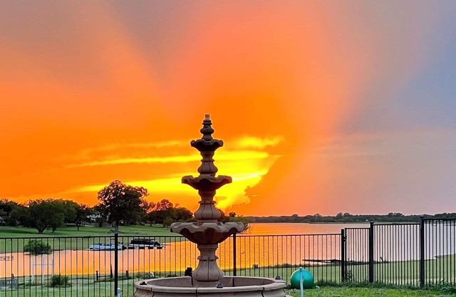Lake Home -Walk-in Waterfront - Pets Welcomed - Sunset Hacienda - 3 beds