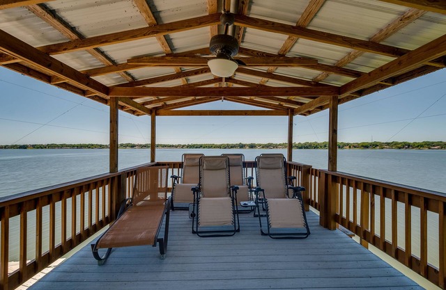 LAKE HOUSE FAMILY GET AWAY WITH A POOL!