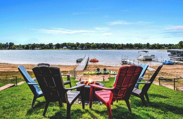 Lake House: Pontoon Rental l Kayaks & SUP +Hot Tub