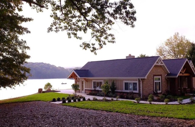 Lake House Villa by HHSW