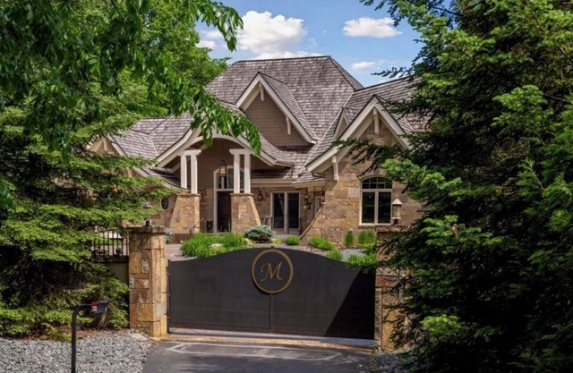 Lake Minnetonka, Maple Ridge Manor-Sleeps 18, Lake, Dock & Private Pool & spa