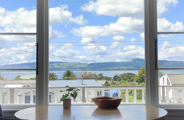 Lake, mountain view cottage - Entire house
