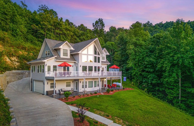 Lake Norris Epic Aqua Haven 4 bedroom House with loft in Maynardville