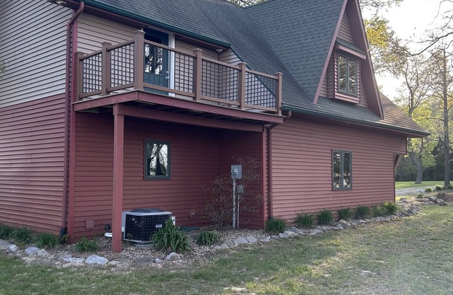 Lake & Oaks Hideaway- Hidden Cabin on Private Lake