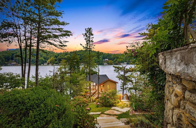 Lake Summit Estate. Directly On The Water!