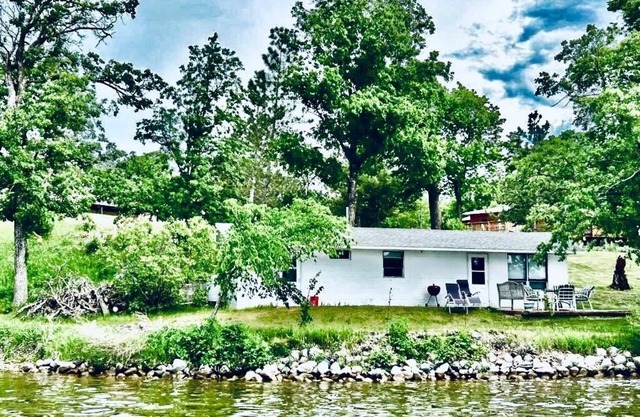 Lake Victoria, White cabin with beautiful views overlooking the lake