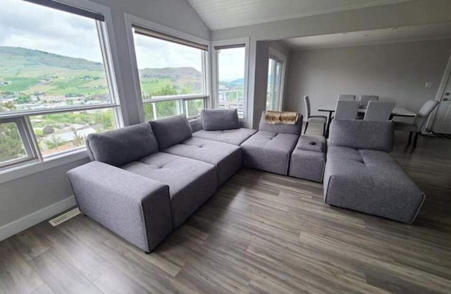 Lake view luxury 3 bedroom home with hot tub