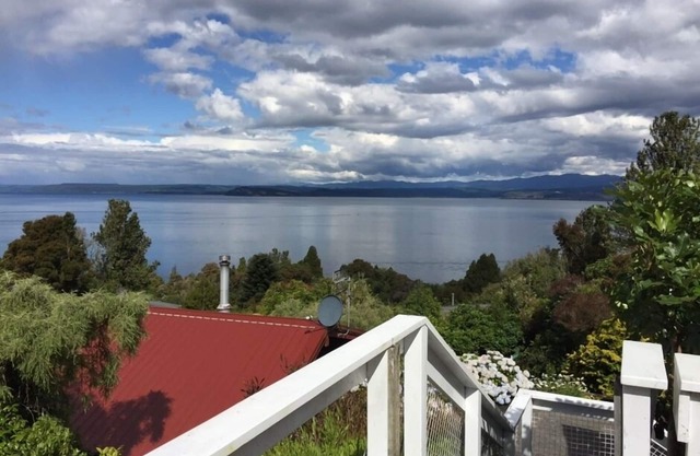 Lake views, boating, skiing and hot pools