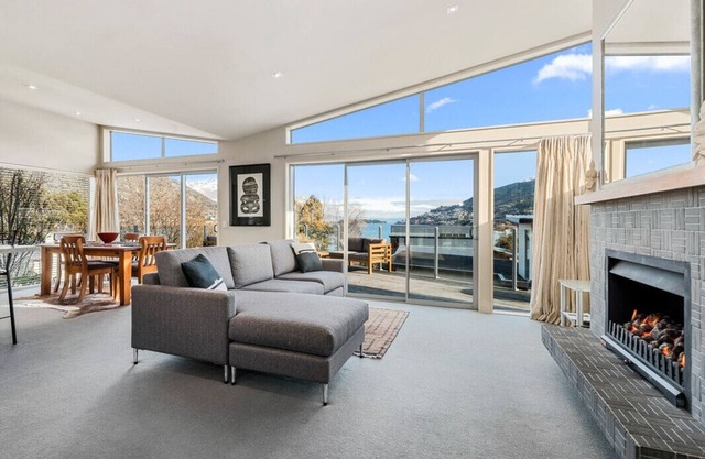 Lake Views on Yewlett - Queenstown Holiday Home