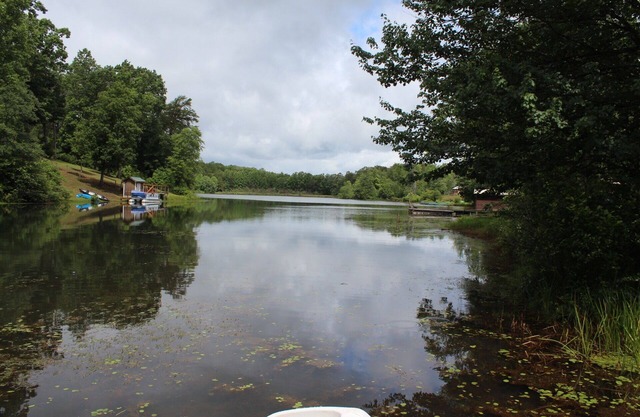 Lakefront 3 Bedroom, 2 Bath and Pet Friendly Near Chattooga River and Belle Farm
