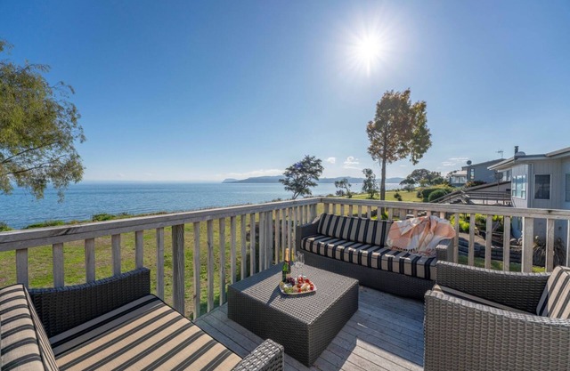 Lakefront at 5 Mile - right on the lake!