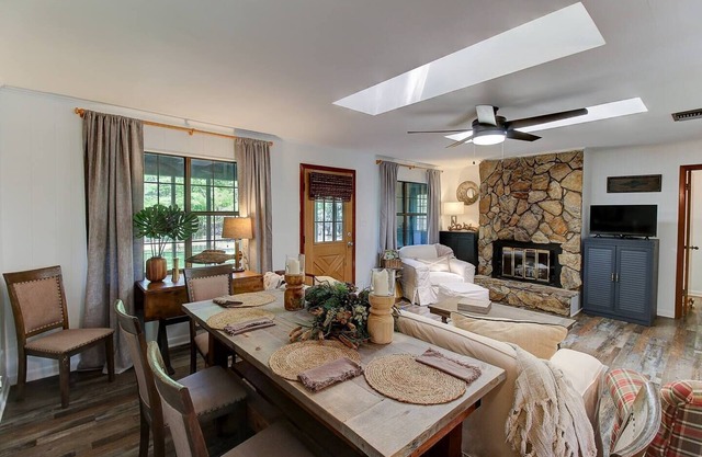 Lakefront cabin with fireplace, firepit, Kayaks & Canoes!