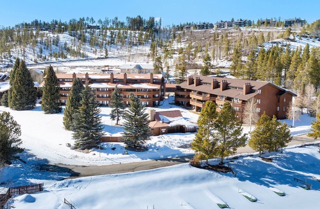 Lakefront Condo - Ground Floor - Fireplace + Two Patios - Ideal for Couples or Families