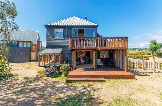 Lakefront Cottage - Lake Taupo Holiday Home