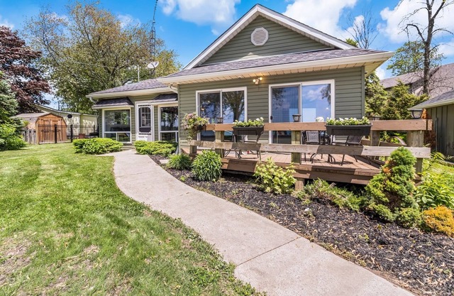 Lakefront Cottage on Private Beach