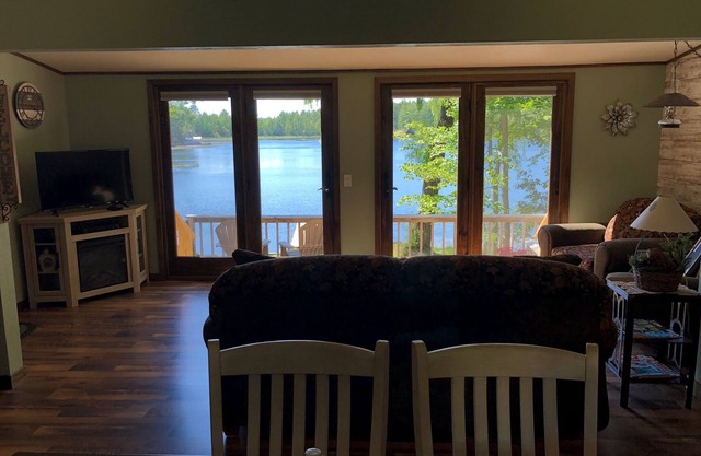 Lakefront cottage with beautiful sunset view - Perfect Fall and Winter getaway