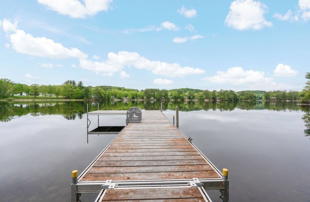 Lakefront cottage with Private Dock and Kayaks